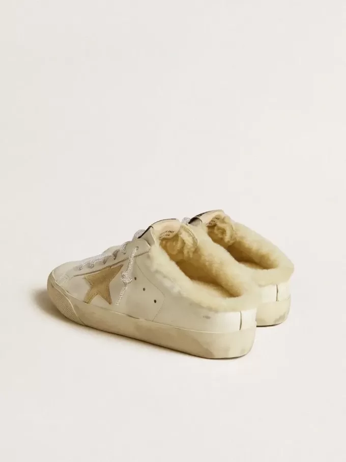 Sabot Super-Star da donna con stella in pelle scamosciata dorata e fodera in shearling Sabot Super-Star da donna con stella in pelle scamosciata dorata e fodera in shearling