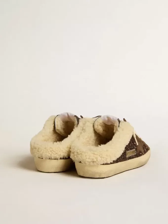 Sabot Super-Star glitterati con stella marrone e fodera in shearling Sabot Super-Star glitterati con stella marrone e fodera in shearling