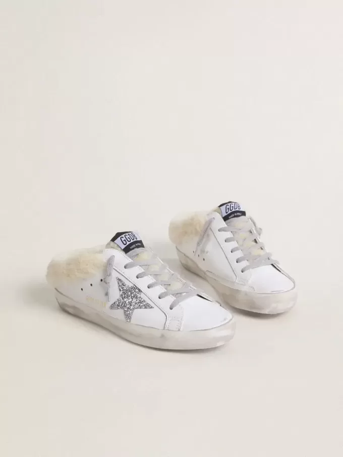 Sabot Super-Star in pelle bianca con fodera in shearling e stella argentata Sabot Super-Star in pelle bianca con fodera in shearling e stella argentata