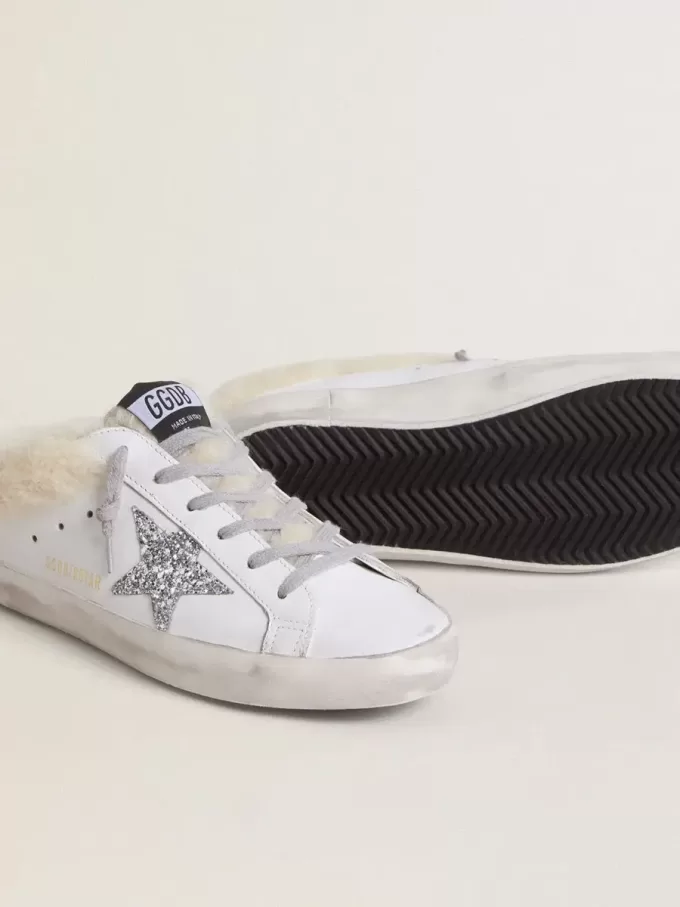 Sabot Super-Star in pelle bianca con fodera in shearling e stella argentata Sabot Super-Star in pelle bianca con fodera in shearling e stella argentata