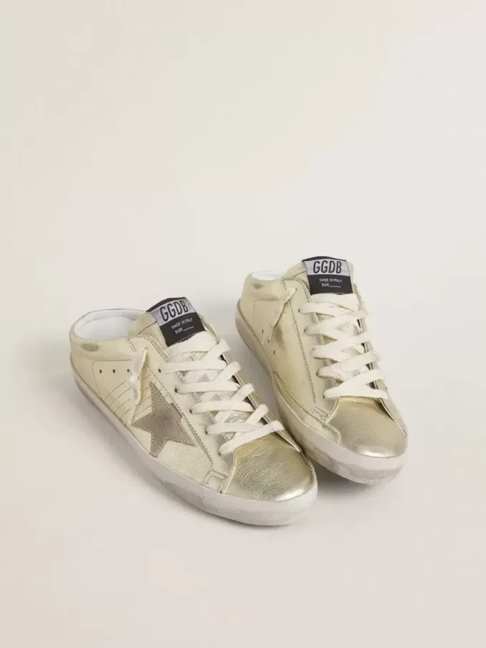 Sabot Super-Star in pelle laminata platino con stella in camoscio beige
