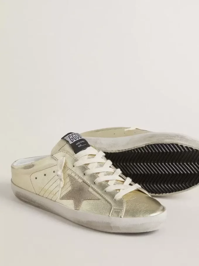 Sabot Super-Star in pelle laminata platino con stella in camoscio beige