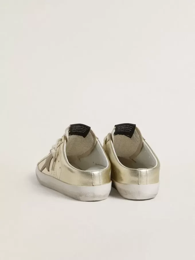 Sabot Super-Star in pelle laminata platino con stella in camoscio beige