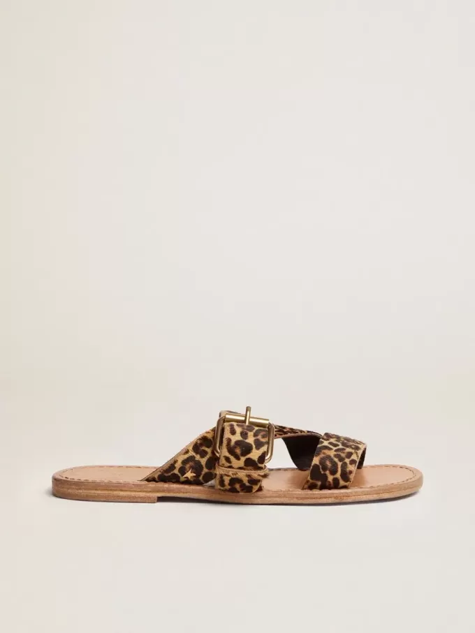 Sandali piatti da donna Margaret in pelle di pony con stampa leopardata Sandali piatti da donna Margaret in pelle di pony con stampa leopardata