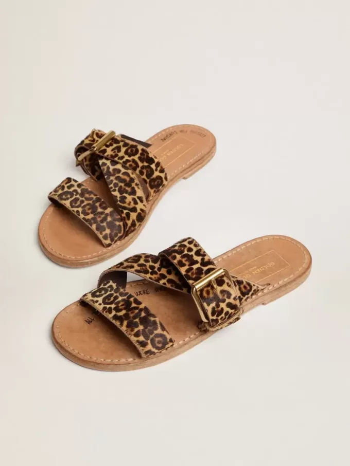 Sandali piatti da donna Margaret in pelle di pony con stampa leopardata Sandali piatti da donna Margaret in pelle di pony con stampa leopardata