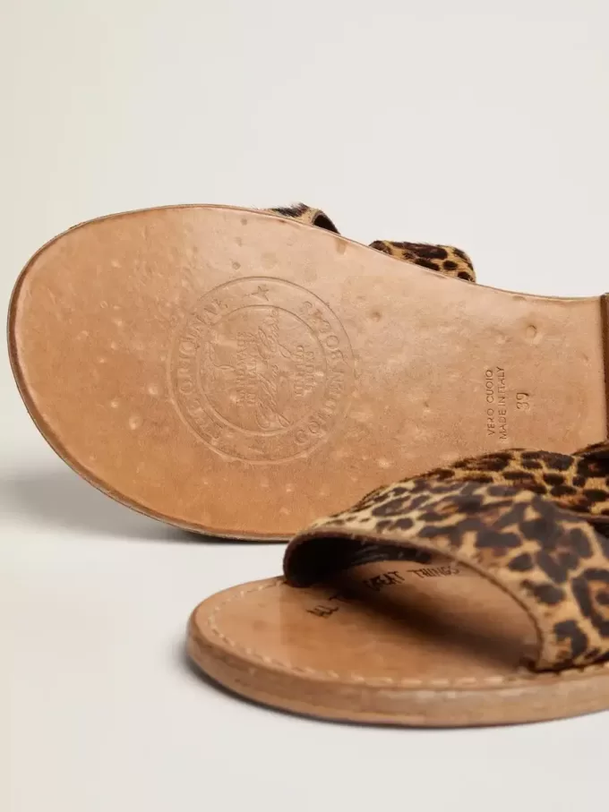 Sandali piatti da donna Margaret in pelle di pony con stampa leopardata Sandali piatti da donna Margaret in pelle di pony con stampa leopardata