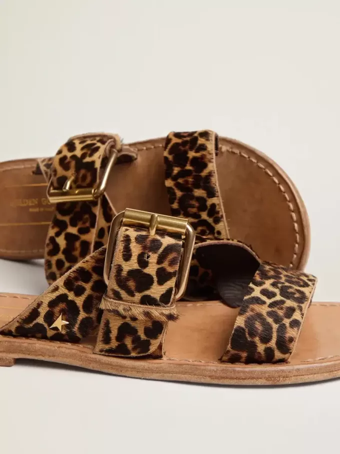Sandali piatti da donna Margaret in pelle di pony con stampa leopardata Sandali piatti da donna Margaret in pelle di pony con stampa leopardata