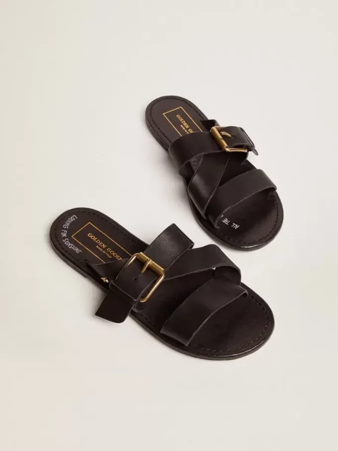 Sandali piatti da donna Margaret in pelle nera rivestita in resina Sandali piatti da donna Margaret in pelle nera rivestita in resina