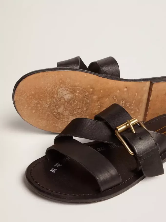 Sandali piatti da donna Margaret in pelle nera rivestita in resina Sandali piatti da donna Margaret in pelle nera rivestita in resina