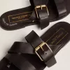 Sandali piatti da donna Margaret in pelle nera rivestita in resina Sandali piatti da donna Margaret in pelle nera rivestita in resina