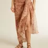Sarong in voile di cotone con stampa all-over in bianco e rosso mattone Sarong in voile di cotone con stampa all-over in bianco e rosso mattone