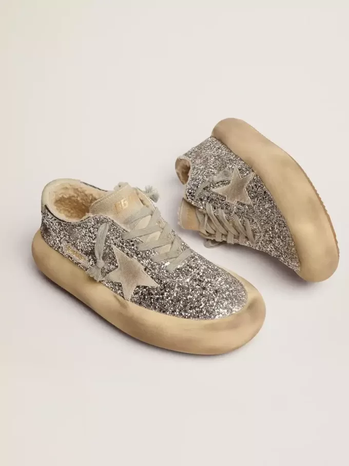 Scarpe da donna Space-Star in argento glitterato con fodera in shearling Scarpe da donna Space-Star in argento glitterato con fodera in shearling
