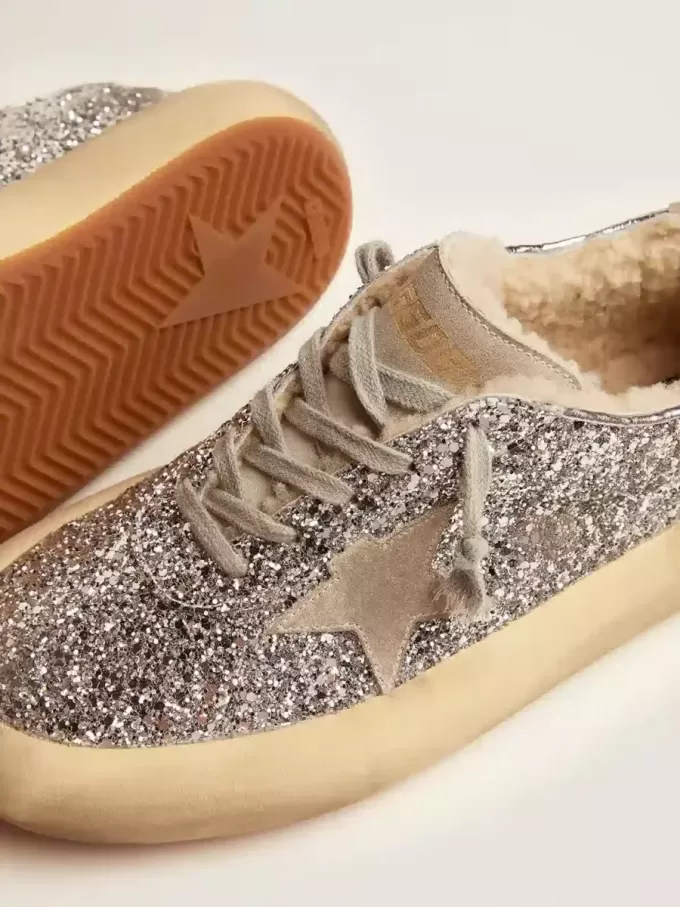 Scarpe da donna Space-Star in argento glitterato con fodera in shearling Scarpe da donna Space-Star in argento glitterato con fodera in shearling
