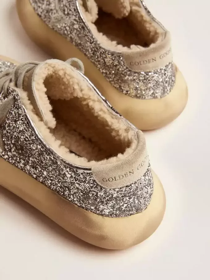 Scarpe da donna Space-Star in argento glitterato con fodera in shearling Scarpe da donna Space-Star in argento glitterato con fodera in shearling
