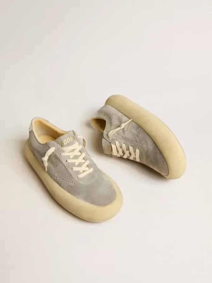 Scarpe da donna Space-Star in camoscio grigio ghiaccio con stella traforata Scarpe da donna Space-Star in camoscio grigio ghiaccio con stella traforata