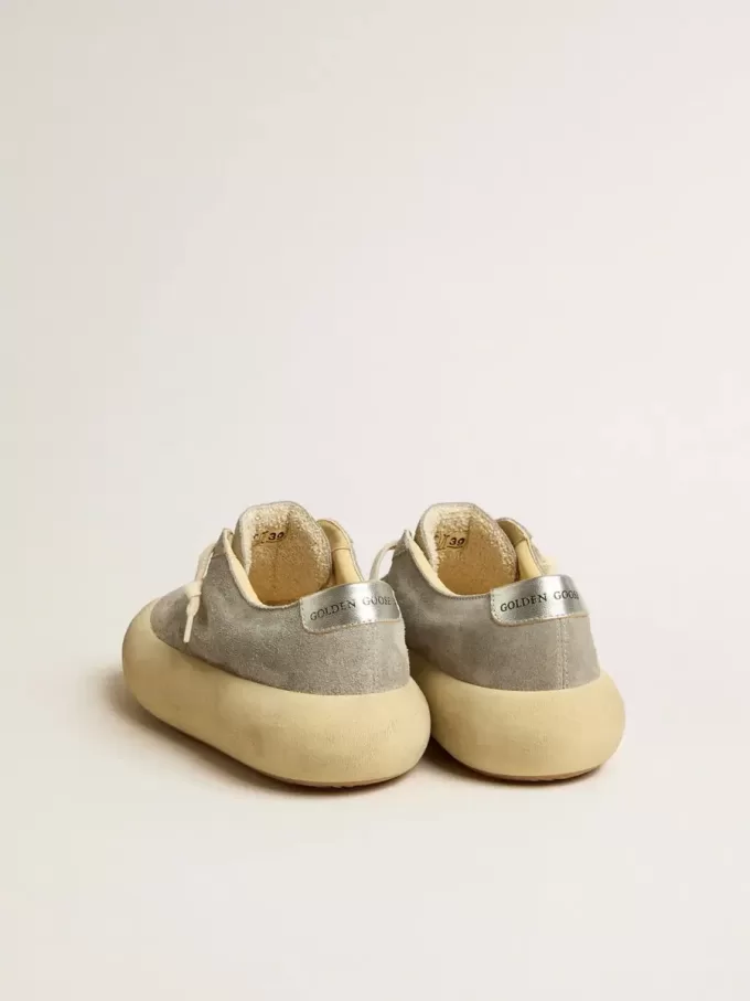Scarpe da donna Space-Star in camoscio grigio ghiaccio con stella traforata Scarpe da donna Space-Star in camoscio grigio ghiaccio con stella traforata