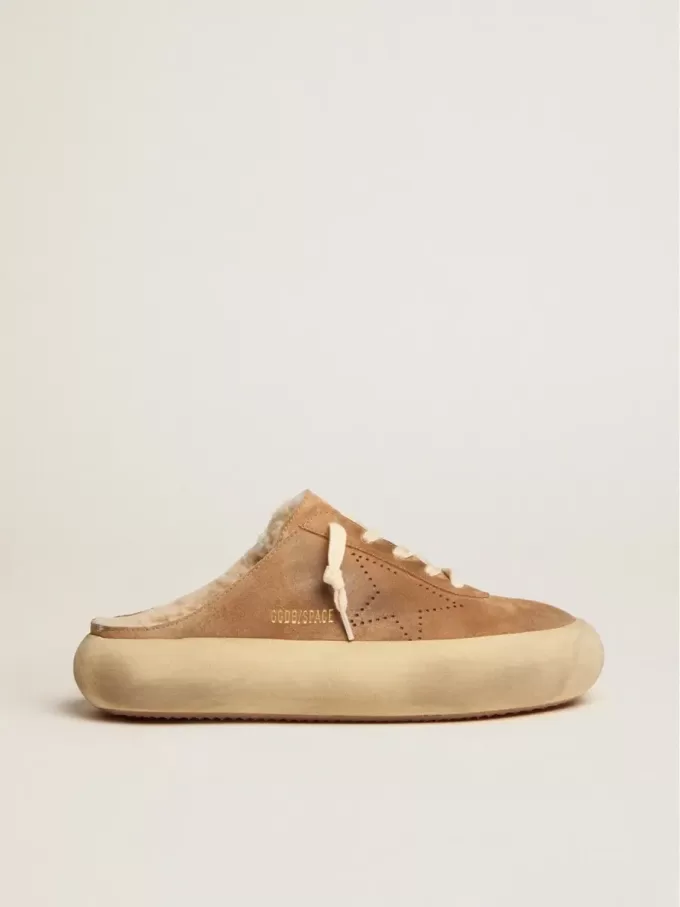 Scarpe da donna Space-Star Sabot in pelle scamosciata color tabacco con fodera in shearling Scarpe da donna Space-Star Sabot in pelle scamosciata color tabacco con fodera in shearling