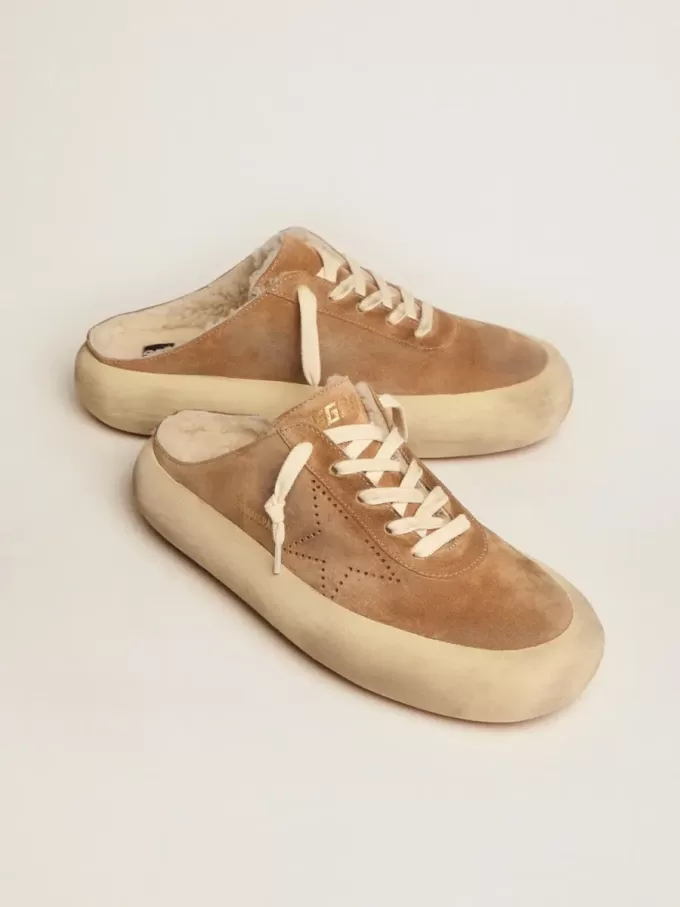 Scarpe da donna Space-Star Sabot in pelle scamosciata color tabacco con fodera in shearling Scarpe da donna Space-Star Sabot in pelle scamosciata color tabacco con fodera in shearling