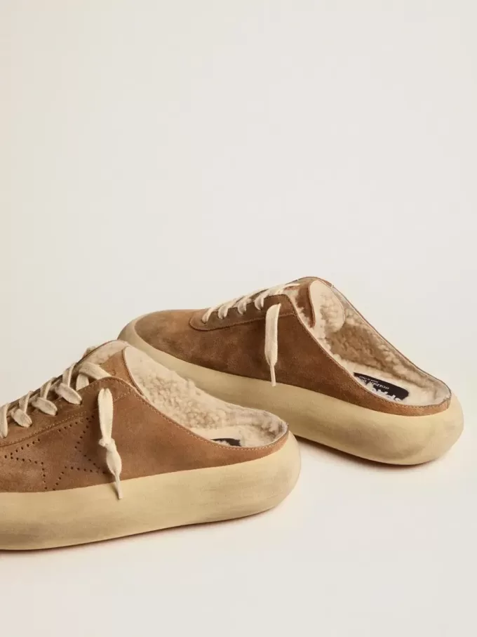 Scarpe da donna Space-Star Sabot in pelle scamosciata color tabacco con fodera in shearling Scarpe da donna Space-Star Sabot in pelle scamosciata color tabacco con fodera in shearling