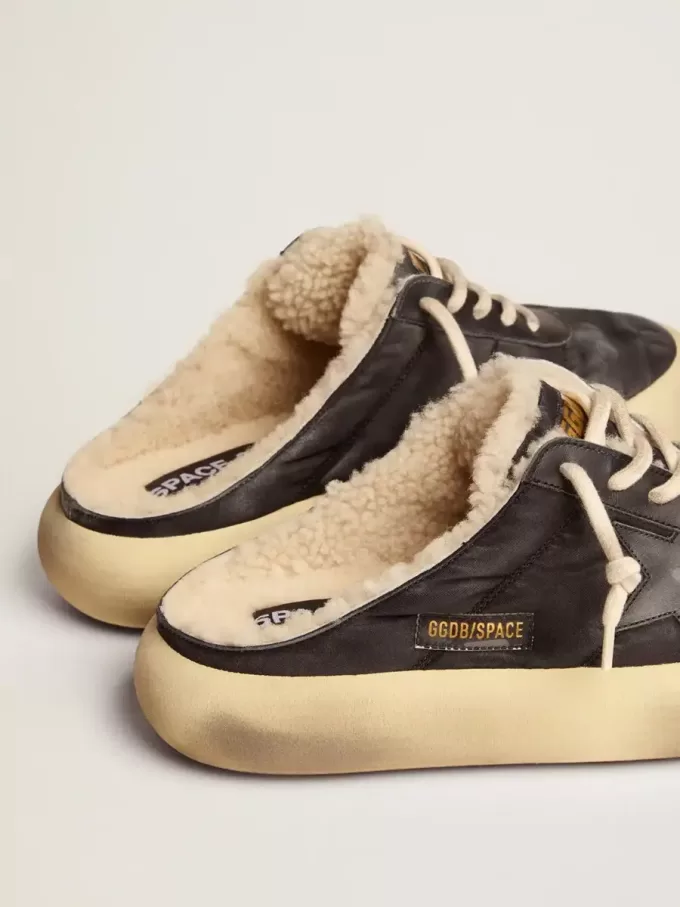 Scarpe da uomo Space-Star Sabot in nylon trapuntato nero con fodera in shearling