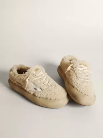 Scarpe Space-Star da donna in shearling beige con stella in pelle bianca e linguetta sul tallone in pelle metallizzata Scarpe Space-Star da donna in shearling beige con stella in pelle bianca e linguetta sul tallone in pelle metallizzata