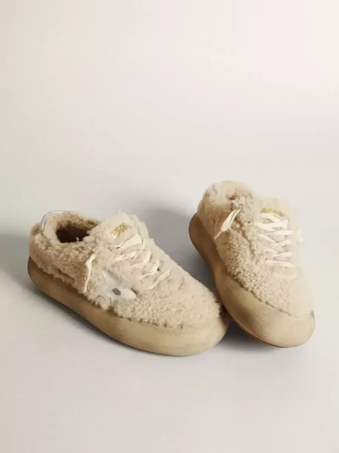 Scarpe Space-Star da donna in shearling beige con stella in pelle bianca e linguetta sul tallone in pelle metallizzata