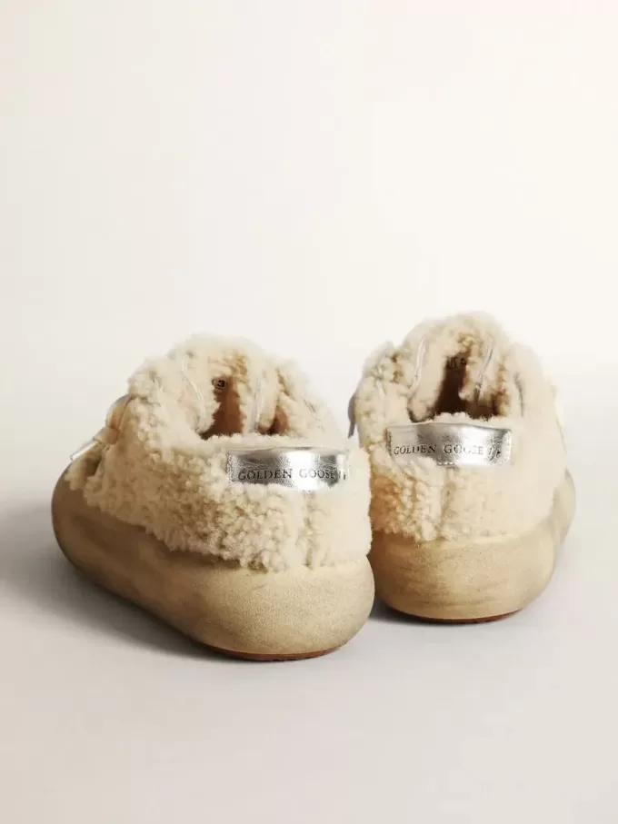 Scarpe Space-Star da donna in shearling beige con stella in pelle bianca e linguetta sul tallone in pelle metallizzata