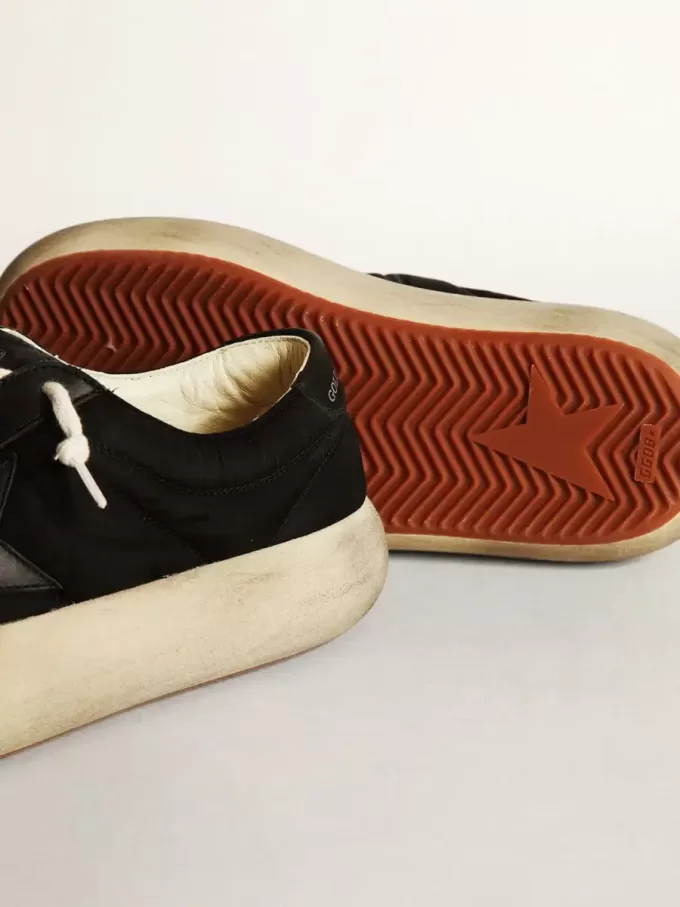 Scarpe Space-Star in nylon nero con stella e linguetta sul tallone in pelle nera Scarpe Space-Star in nylon nero con stella e linguetta sul tallone in pelle nera