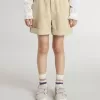 Shorts da bambina color sabbia con logo ricamato Shorts da bambina color sabbia con logo ricamato