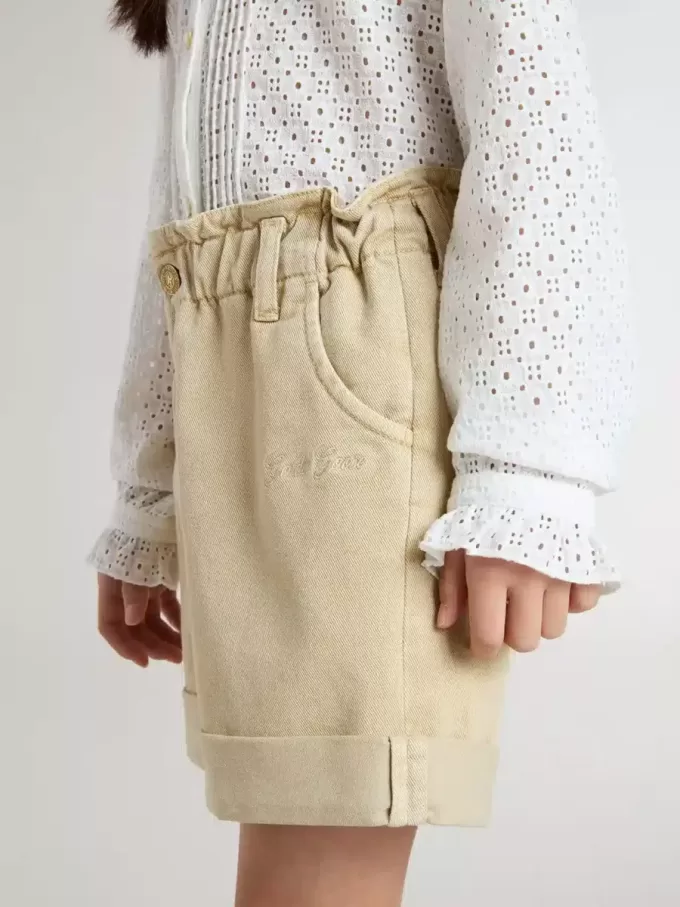 Shorts da bambina color sabbia con logo ricamato Shorts da bambina color sabbia con logo ricamato