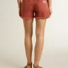 Shorts da donna in denim rosso mattone con ricamo Golden Mediterraneo