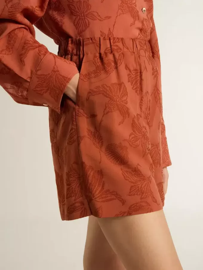 Shorts da donna in jacquard rosso mattone con motivo floreale marino