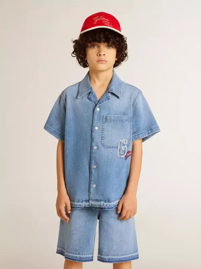 Shorts in denim per bambino con ricamo sul retro
