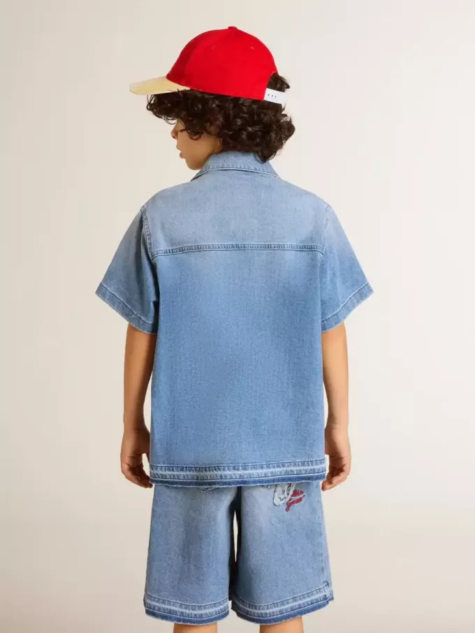 Shorts in denim per bambino con ricamo sul retro