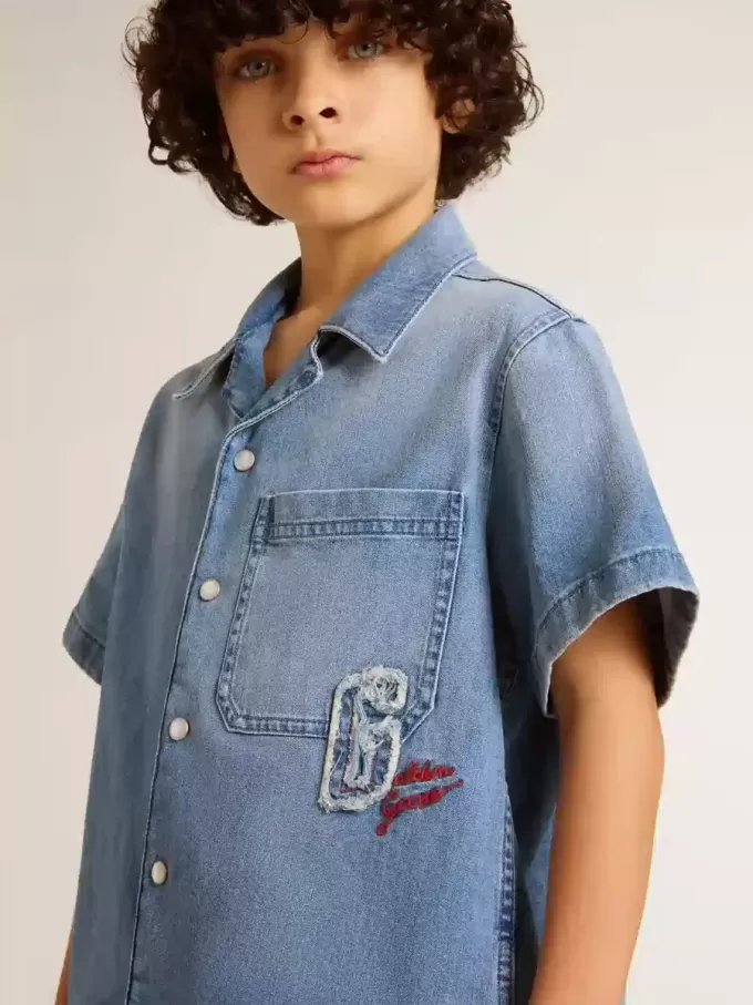 Shorts in denim per bambino con ricamo sul retro