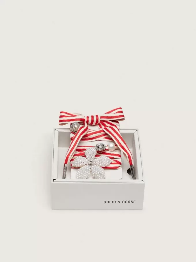 Skin “Playful” lacci a righe rosse e beige con charm applicati