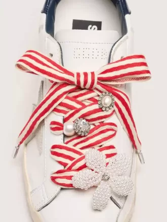 Skin “Playful” lacci a righe rosse e beige con charm applicati