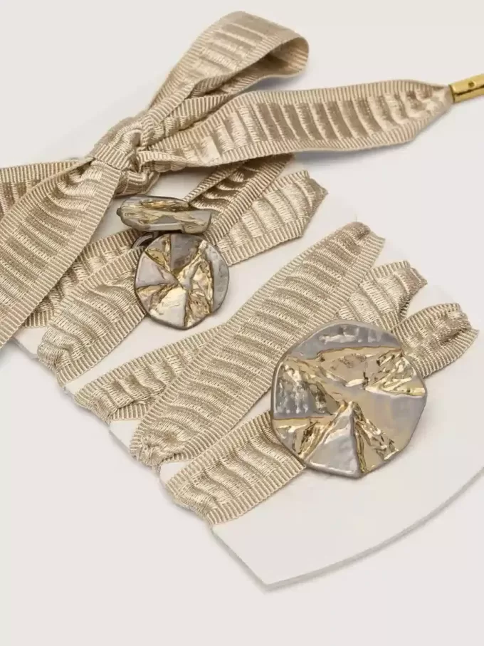 Skin “Vintage” beige lacci ricamati con charms applicati Skin “Vintage” beige lacci ricamati con charms applicati