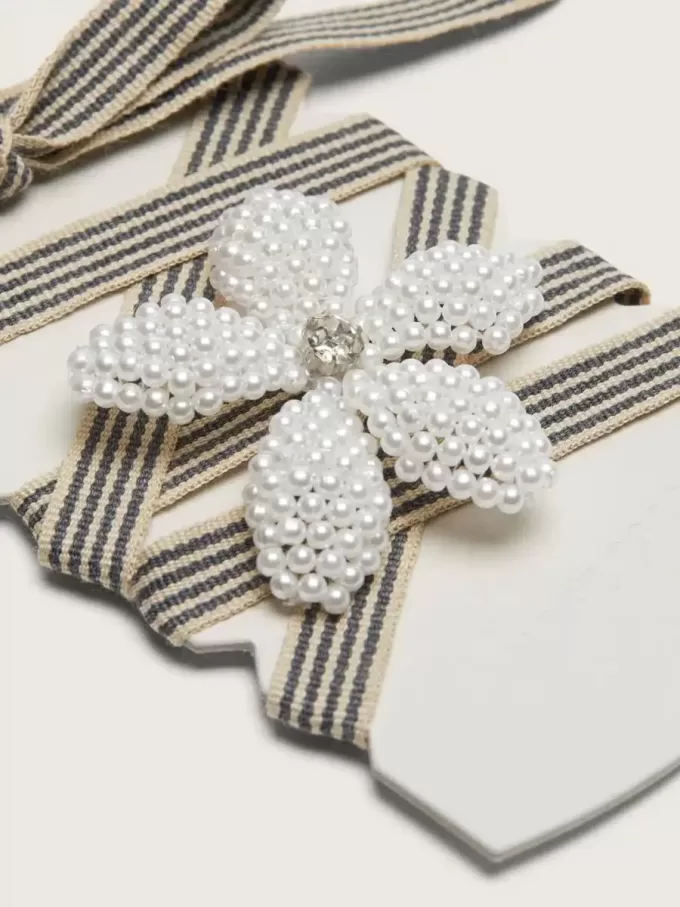 Skin “Vintage” lacci a righe nere e beige con ciondolo a forma di fiore