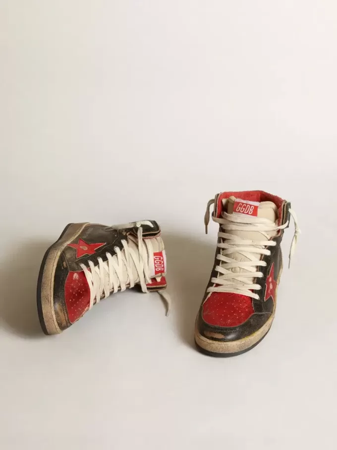 Sky-Star da donna in pelle nera lucida con stella rossa