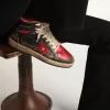 Sky-Star da donna in pelle nera lucida con stella rossa