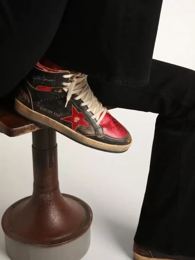 Sky-Star da donna in pelle nera lucida con stella rossa