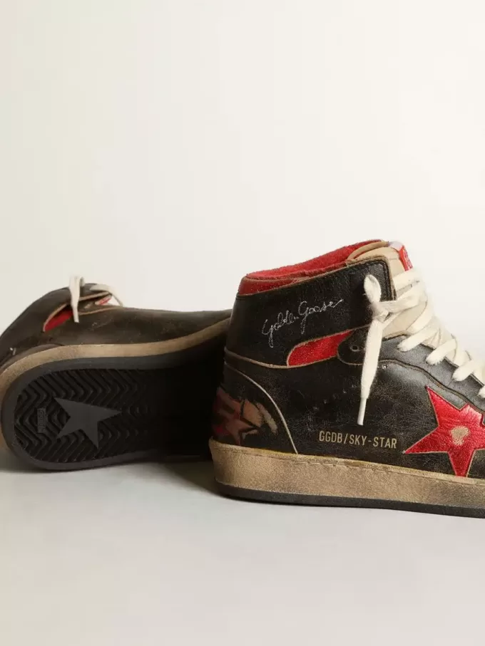 Sky-Star da donna in pelle nera lucida con stella rossa