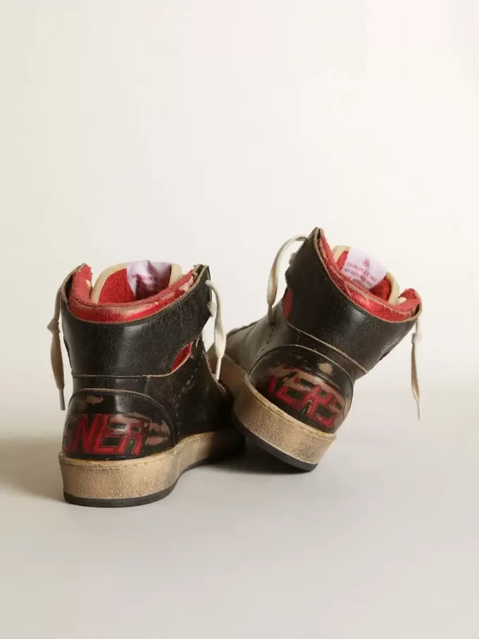 Sky-Star da donna in pelle nera lucida con stella rossa