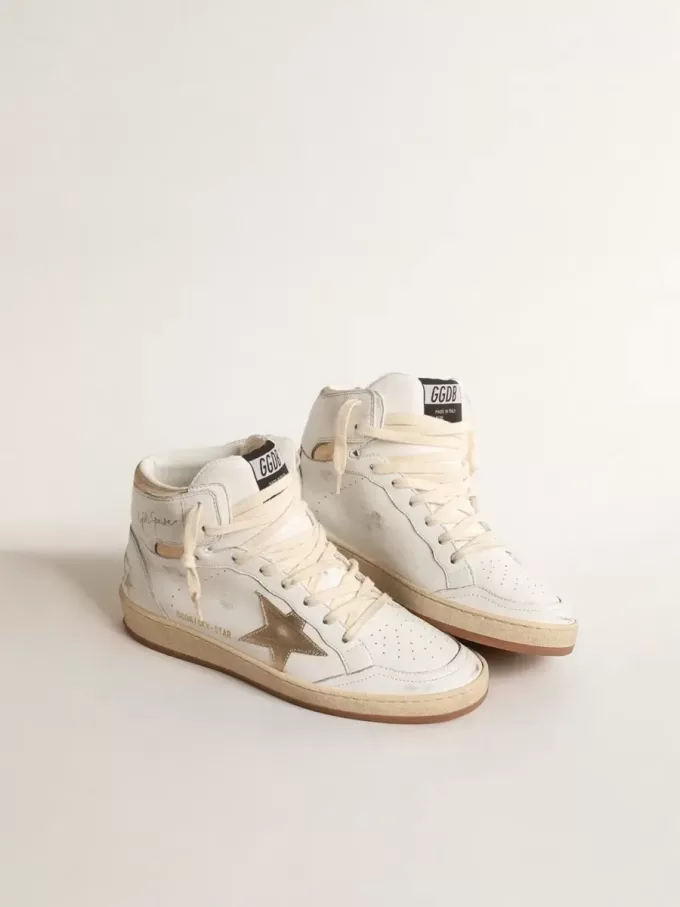 Sky-Star in pelle nappa bianca con stella e linguetta sul tallone in pelle metallizzata dorata Sky-Star in pelle nappa bianca con stella e linguetta sul tallone in pelle metallizzata dorata