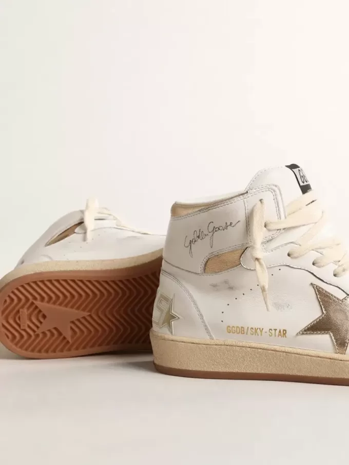 Sky-Star in pelle nappa bianca con stella e linguetta sul tallone in pelle metallizzata dorata Sky-Star in pelle nappa bianca con stella e linguetta sul tallone in pelle metallizzata dorata