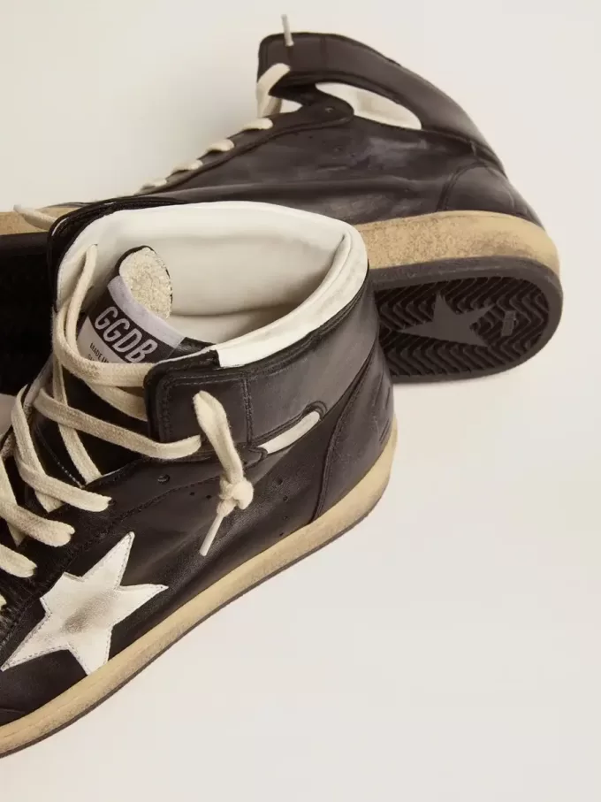 Sky-Star in pelle nappa nera con stella in pelle bianca Sky-Star in pelle nappa nera con stella in pelle bianca