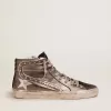 Slide da donna con tomaia in pelle laminata argento e borchie Slide da donna con tomaia in pelle laminata argento e borchie