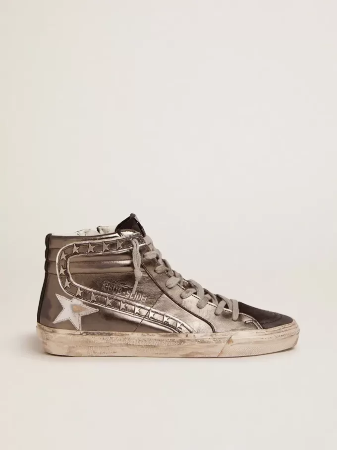 Slide da donna con tomaia in pelle laminata argento e borchie Slide da donna con tomaia in pelle laminata argento e borchie