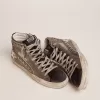 Slide da donna con tomaia in pelle laminata argento e borchie Slide da donna con tomaia in pelle laminata argento e borchie